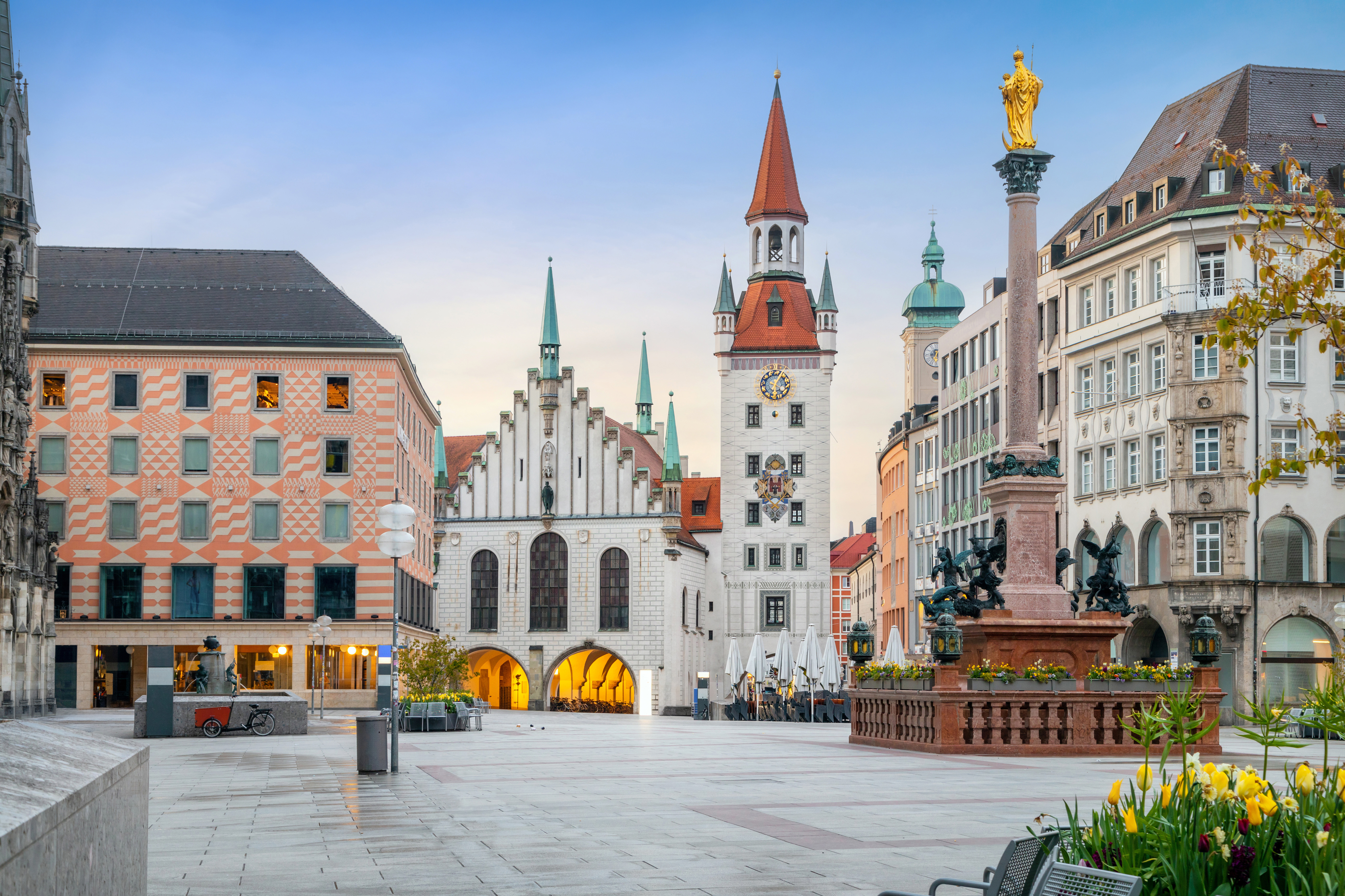 Marienplatz en Múnich con el Antiguo Ayuntamiento y la Columna Mariana al atardecer.