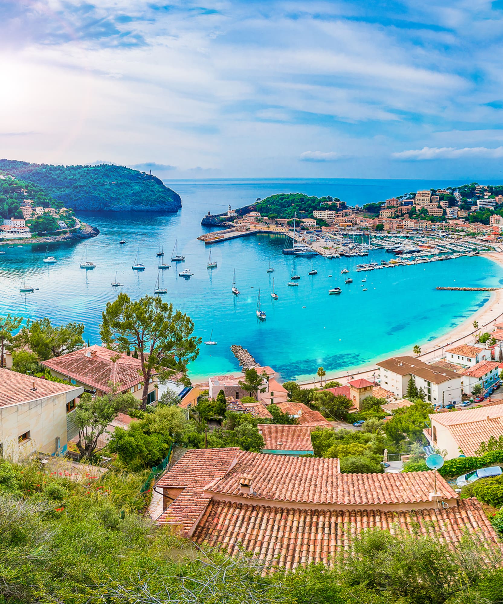 Puerto de Sóller, Mallorca: bahía turquesa, puerto, playa y casas costeras.