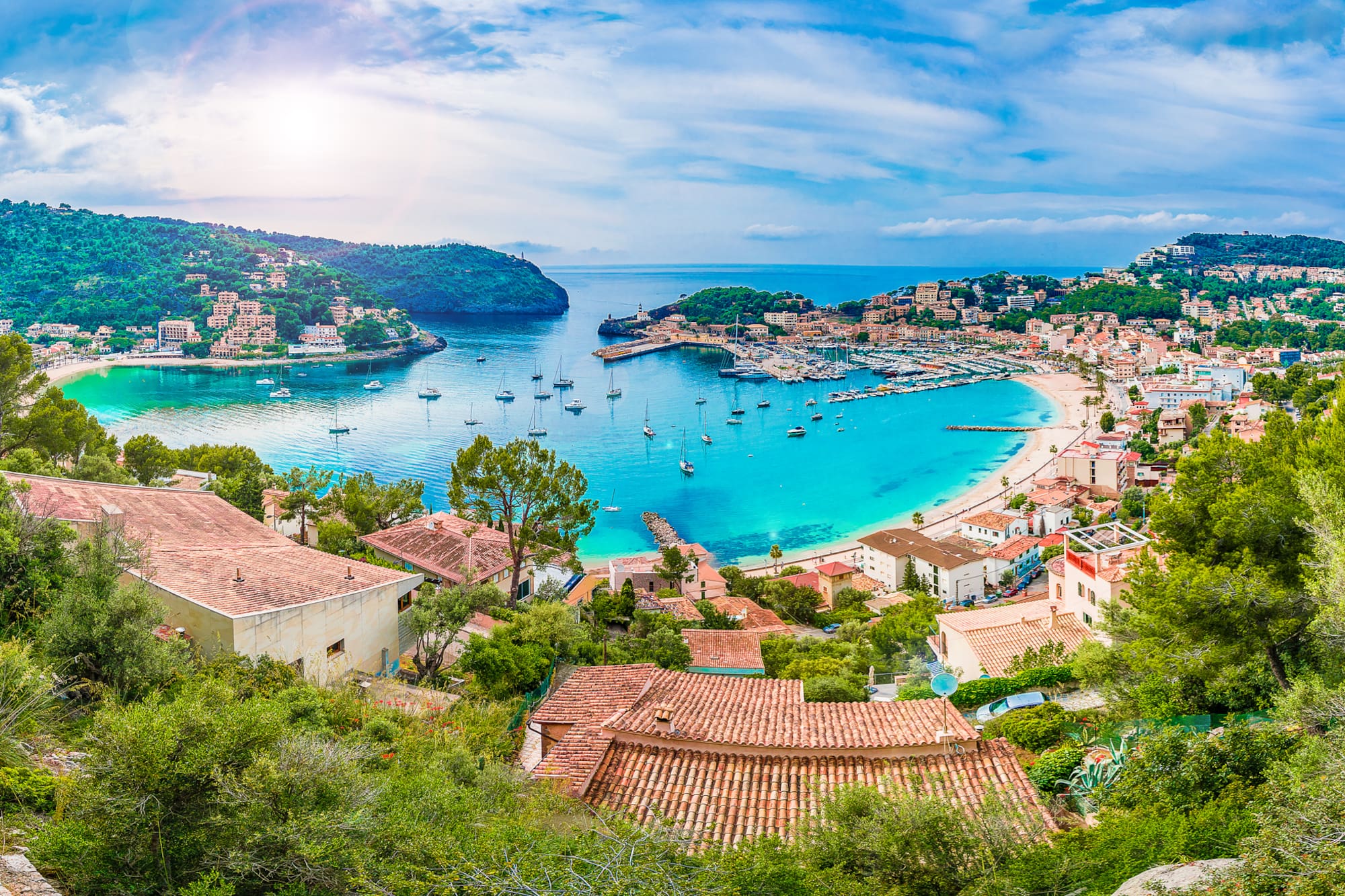 Puerto de Sóller, Mallorca: bahía turquesa, puerto, playa y casas costeras.
