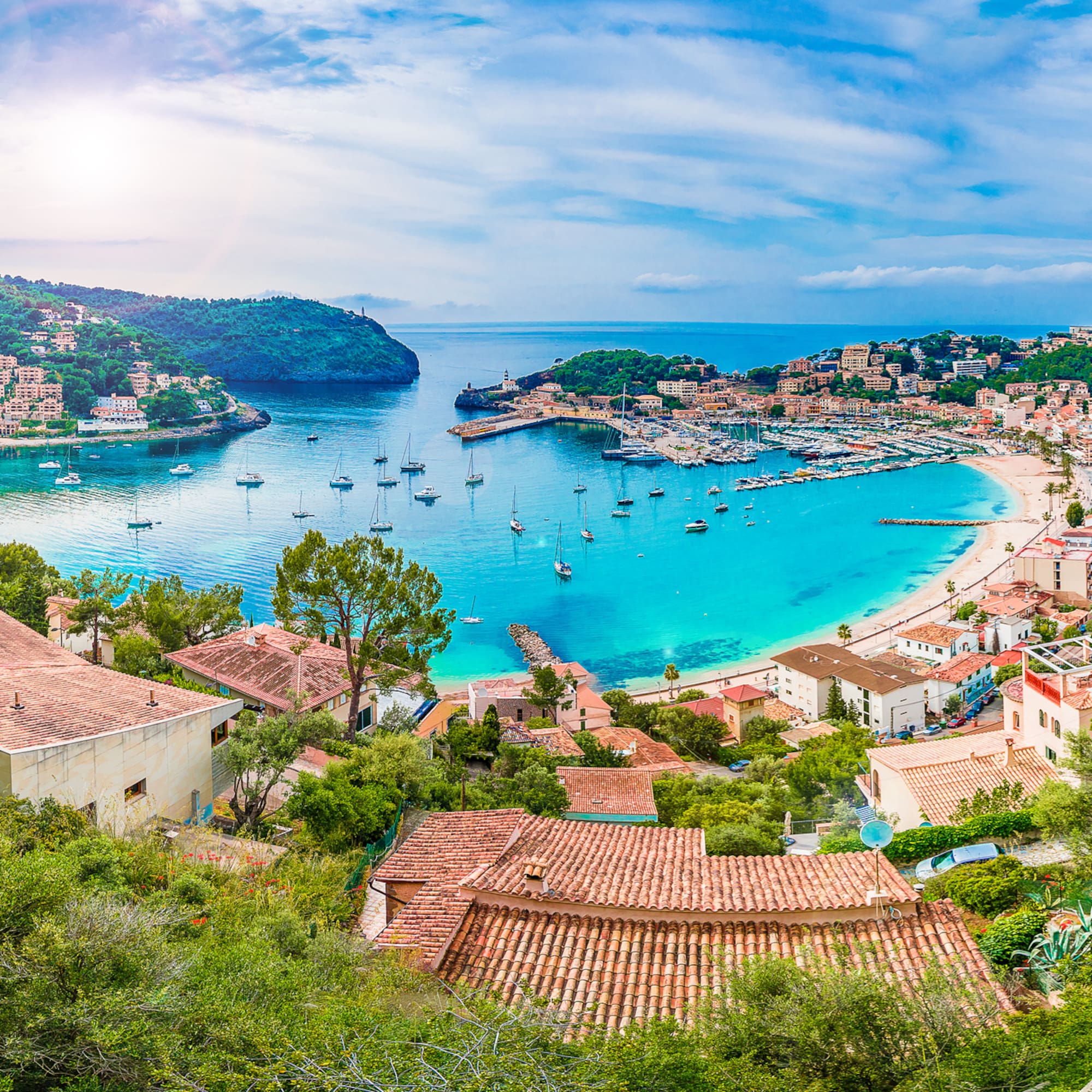 Puerto de Sóller, Mallorca: bahía turquesa, puerto, playa y casas costeras.