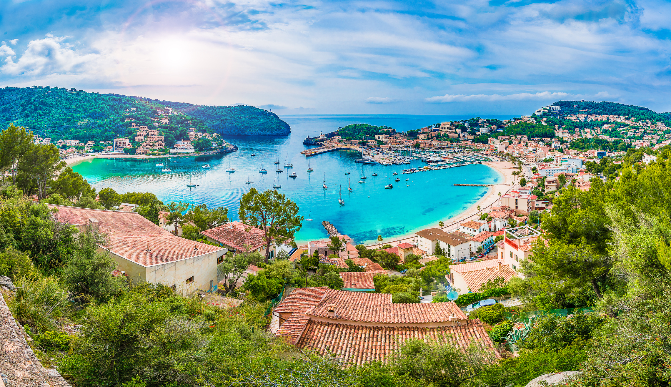 Puerto de Sóller, Mallorca: bahía turquesa, puerto, playa y casas costeras.
