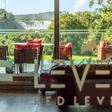 een kamer met rode banken en stoelen