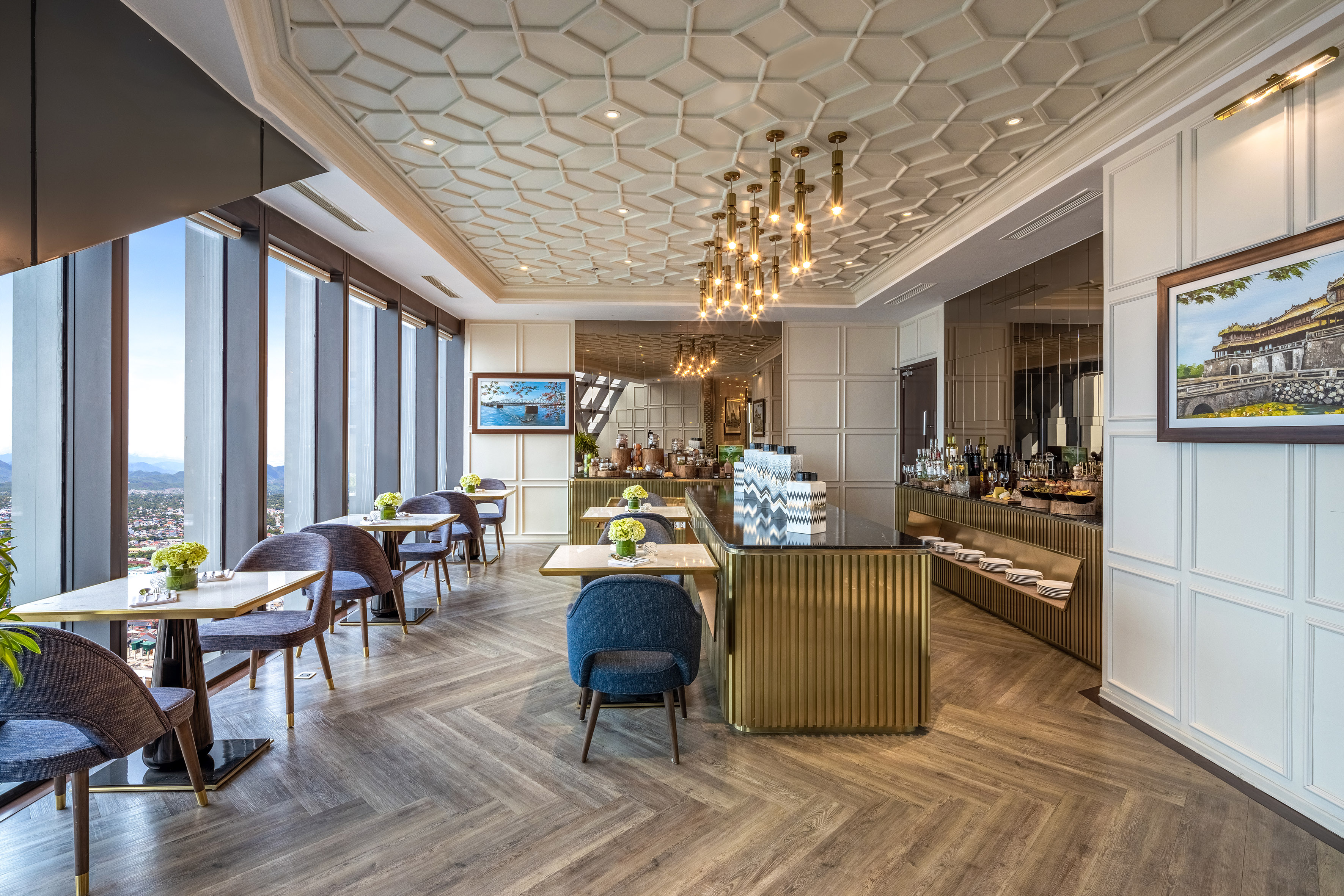 Let yourself be carried away by a world of distinction and exclusive amenities a room with tables and chairs