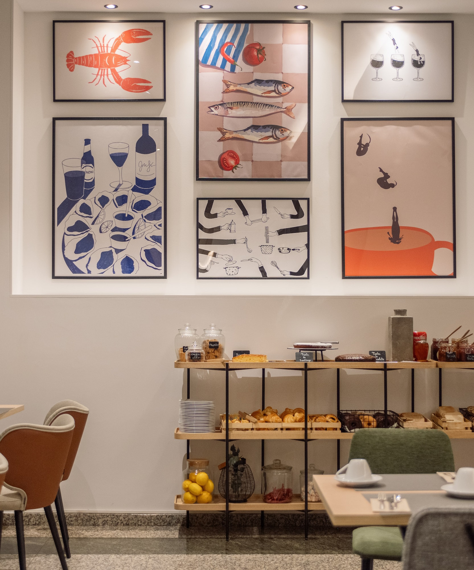 Buffet de desayuno con pasteles, pan y cuadros de arte culinario.