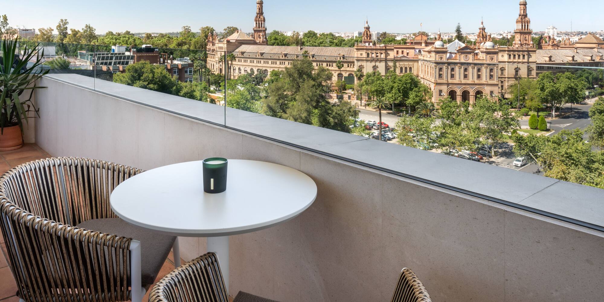 ein Zimmer mit Couch und Tisch