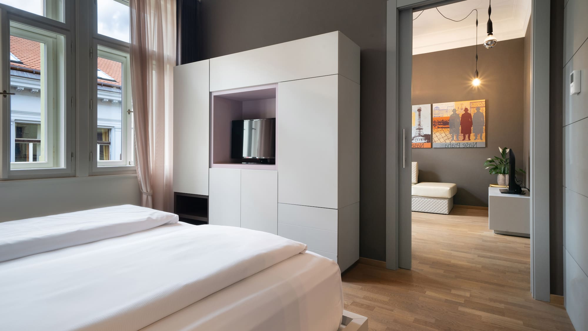 ein Wohnraum mit Couchen und TV