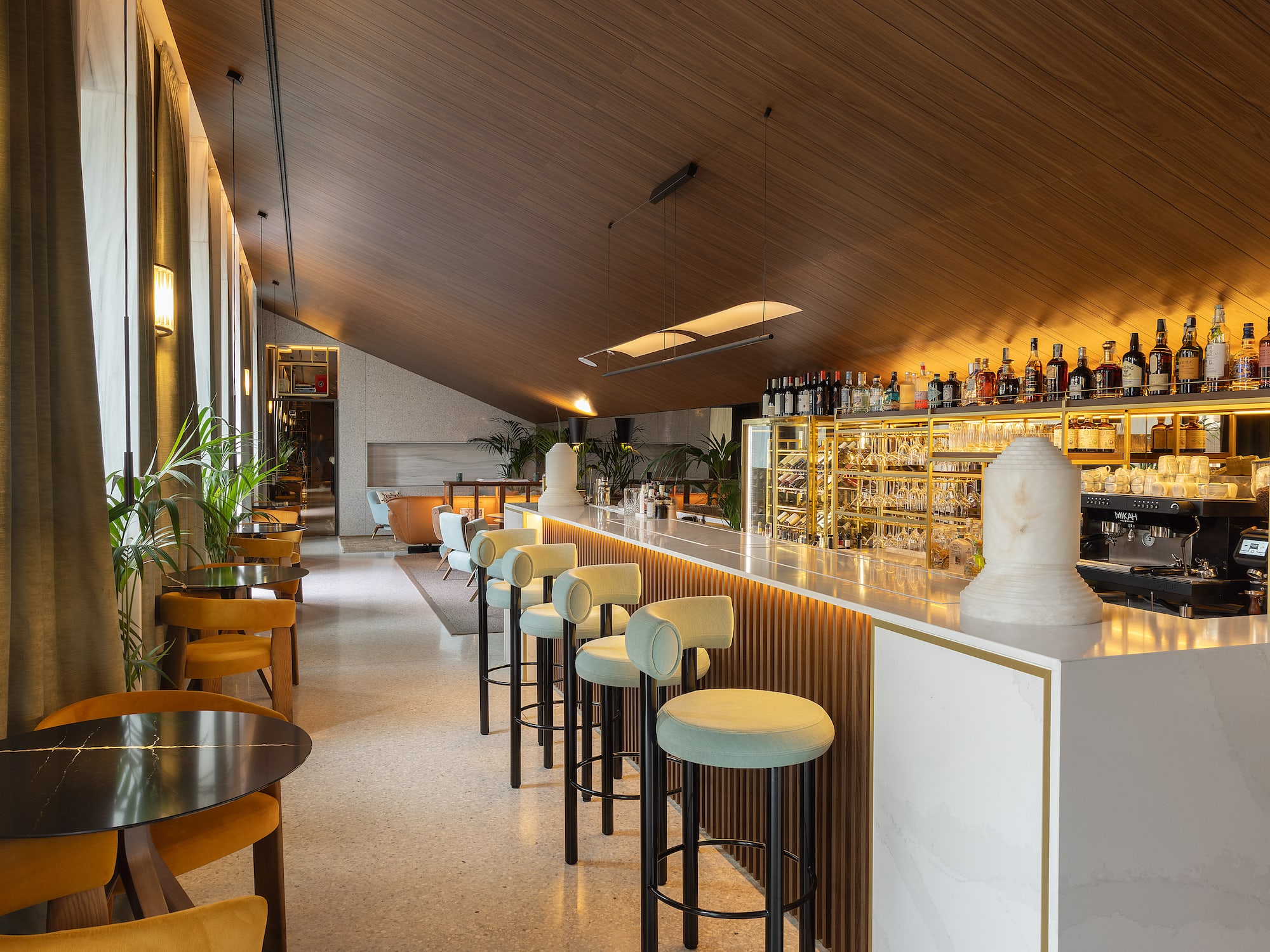 Isola bar with chairs and tables at the Palazzo Cordusio Gran Melia