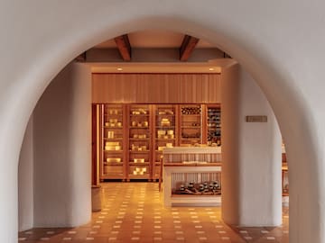 a room with a white wall and a white archway