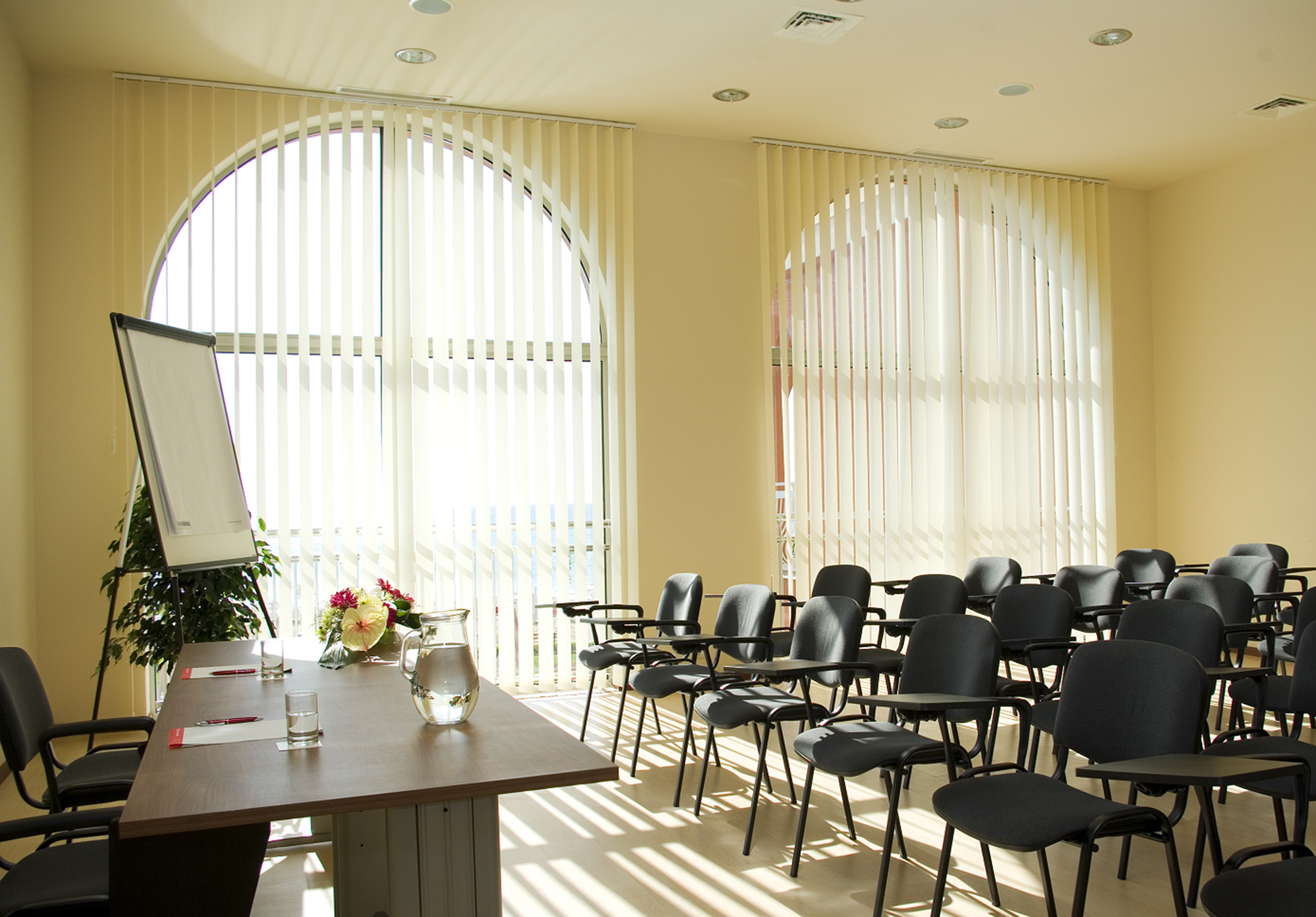 a room with a table and chairs - Bourgas - SOL Luna Bay, Obzor