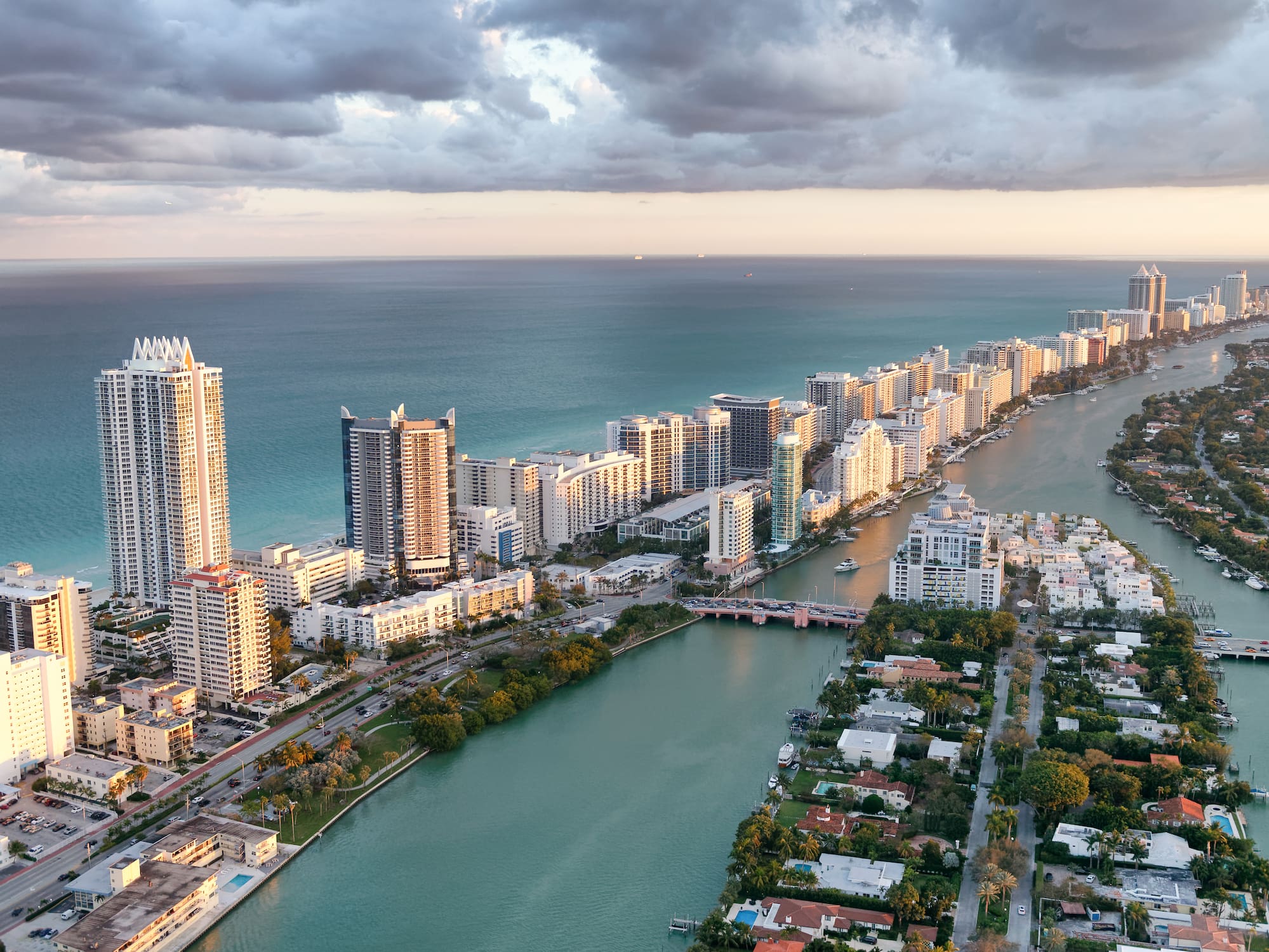 Miami Beach al atardecer: rascacielos, mar turquesa y canal.