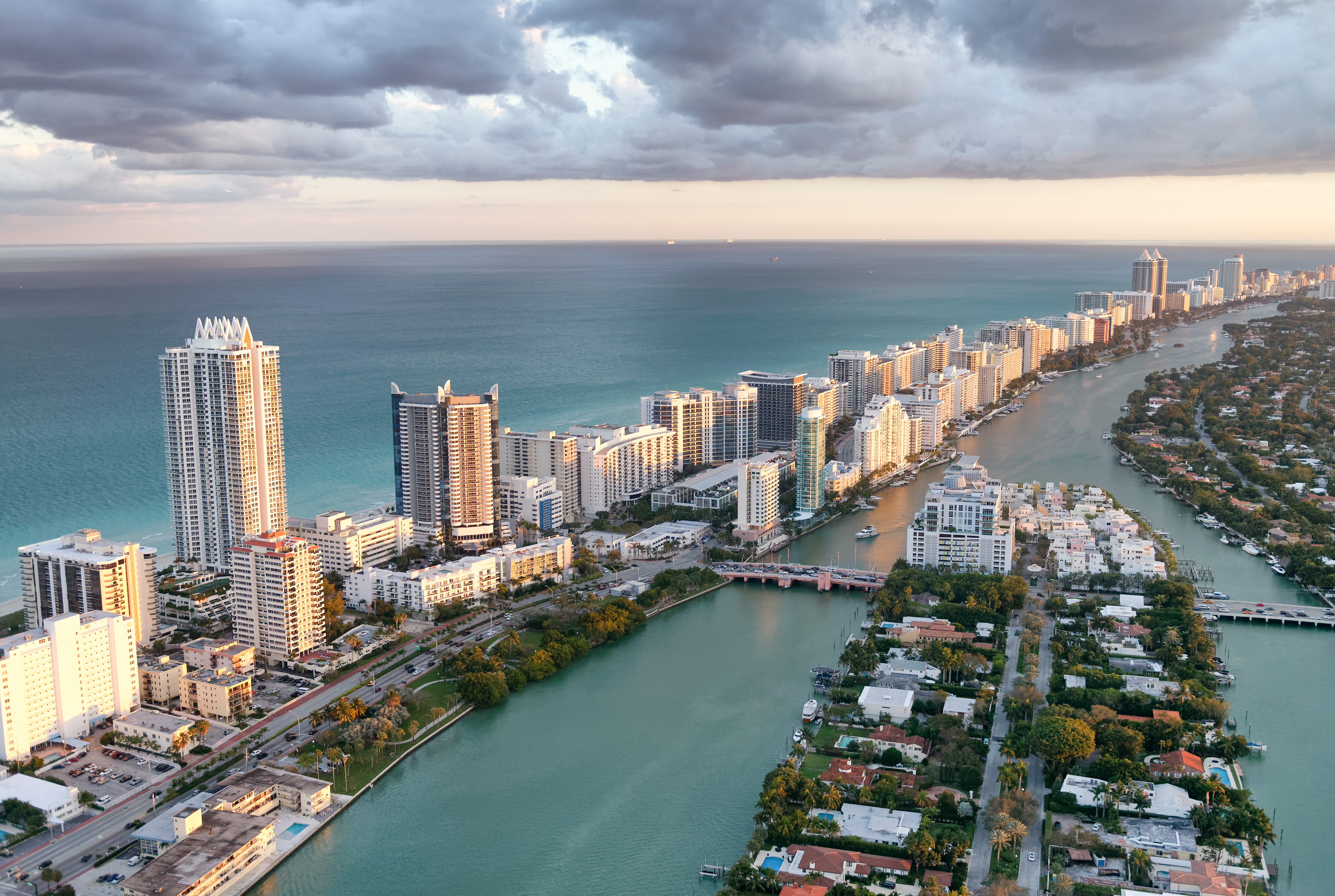 Miami Beach al atardecer: rascacielos, mar turquesa y canal.