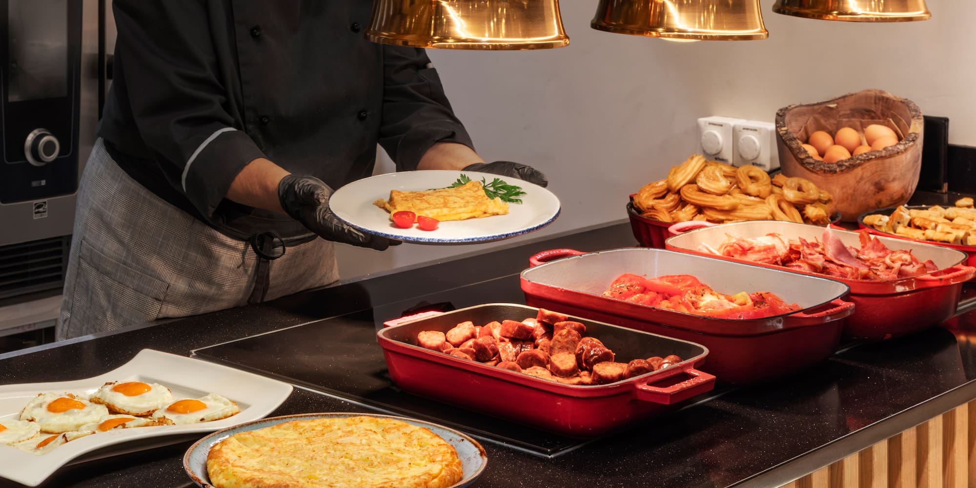 Chef sirviendo tortilla francesa en buffet de desayuno caliente.