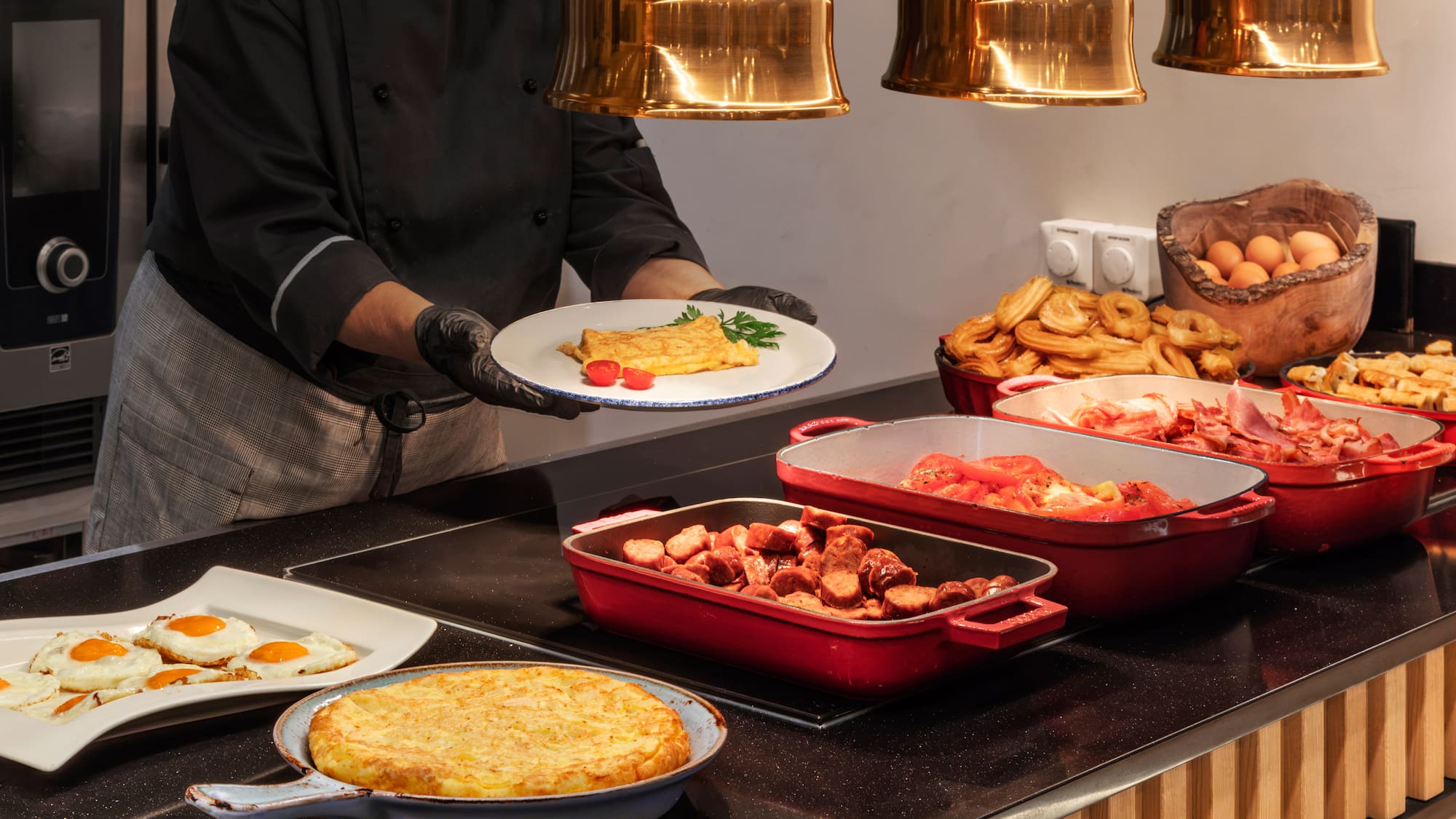 Chef sirviendo tortilla francesa en buffet de desayuno caliente.