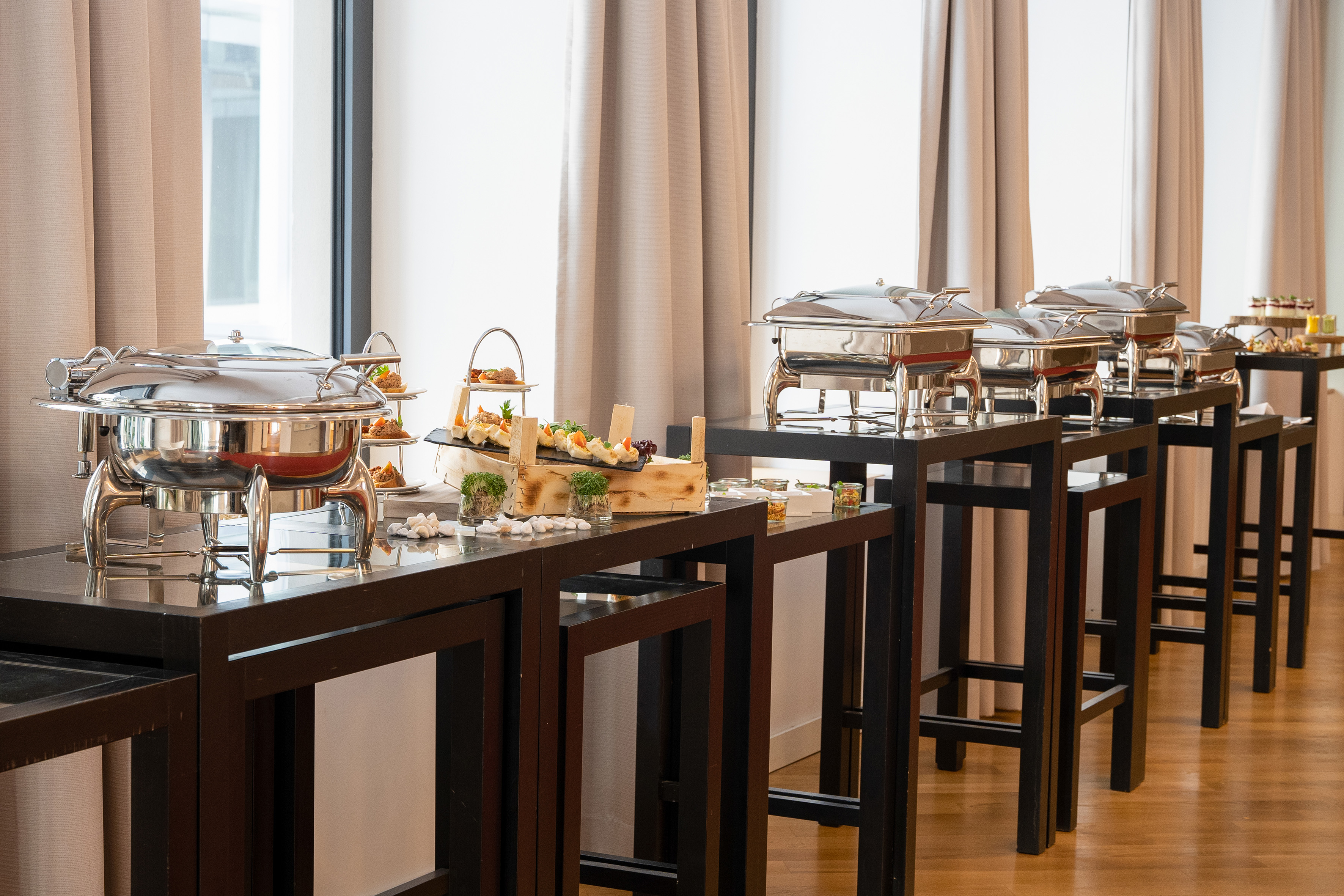 Event catering buffet with hot food chafing dishes and appetizers. - CONEins + Zwei + Drei - Innside Dresda, Dresda
