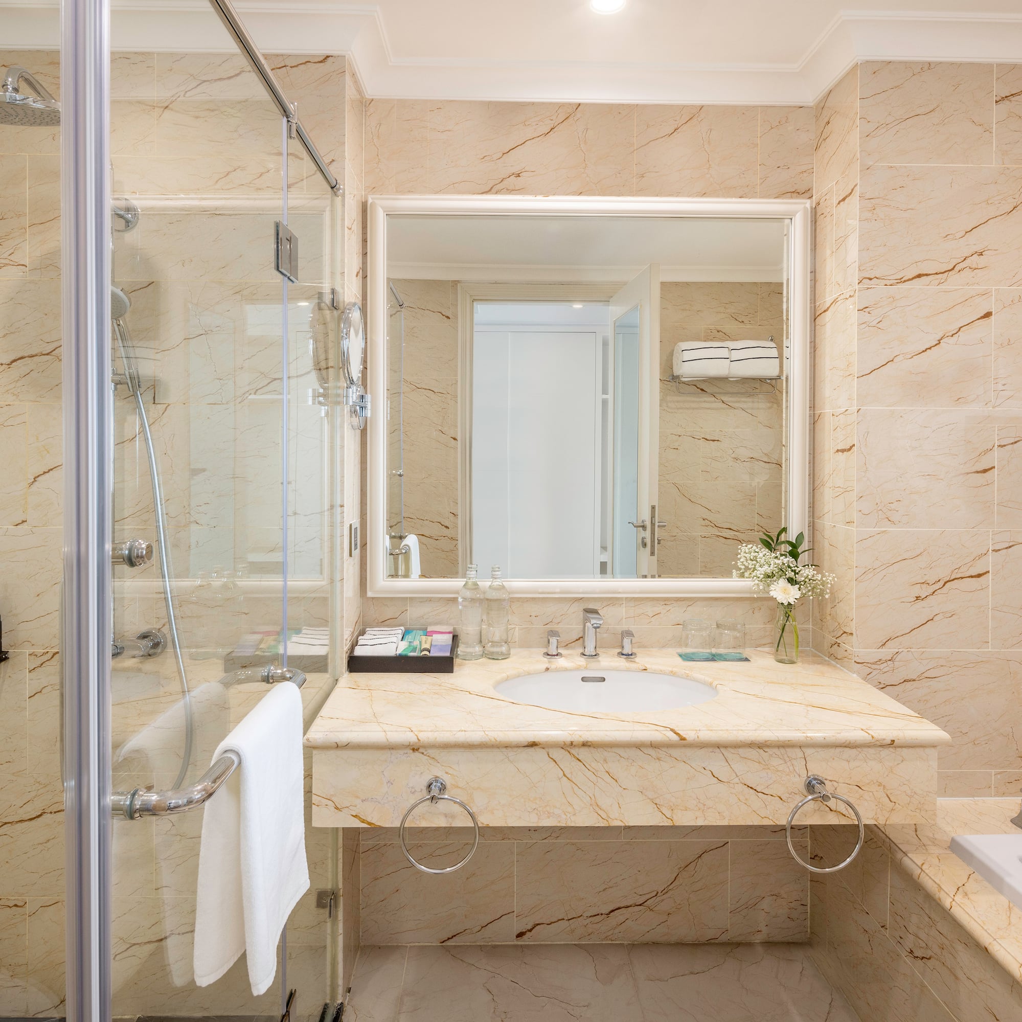 une salle de bain avec un lavabo et une douche