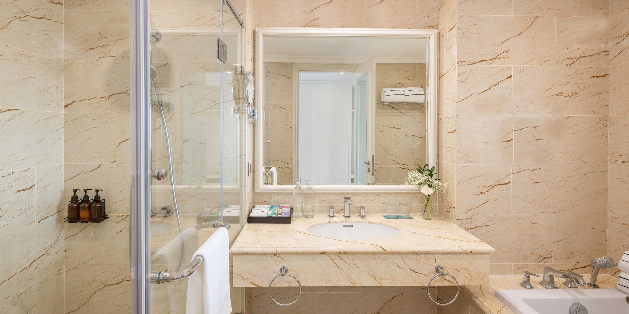 um banheiro com pia e chuveiro