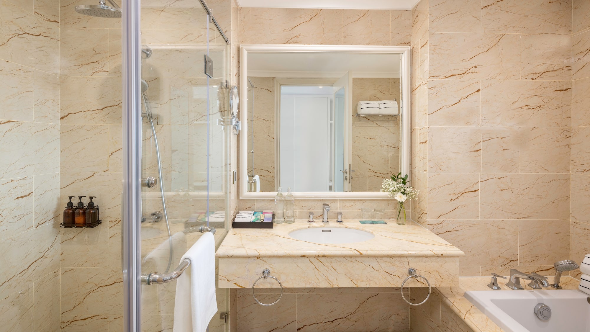 um banheiro com pia e chuveiro