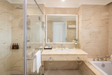 un bagno con lavandino e doccia