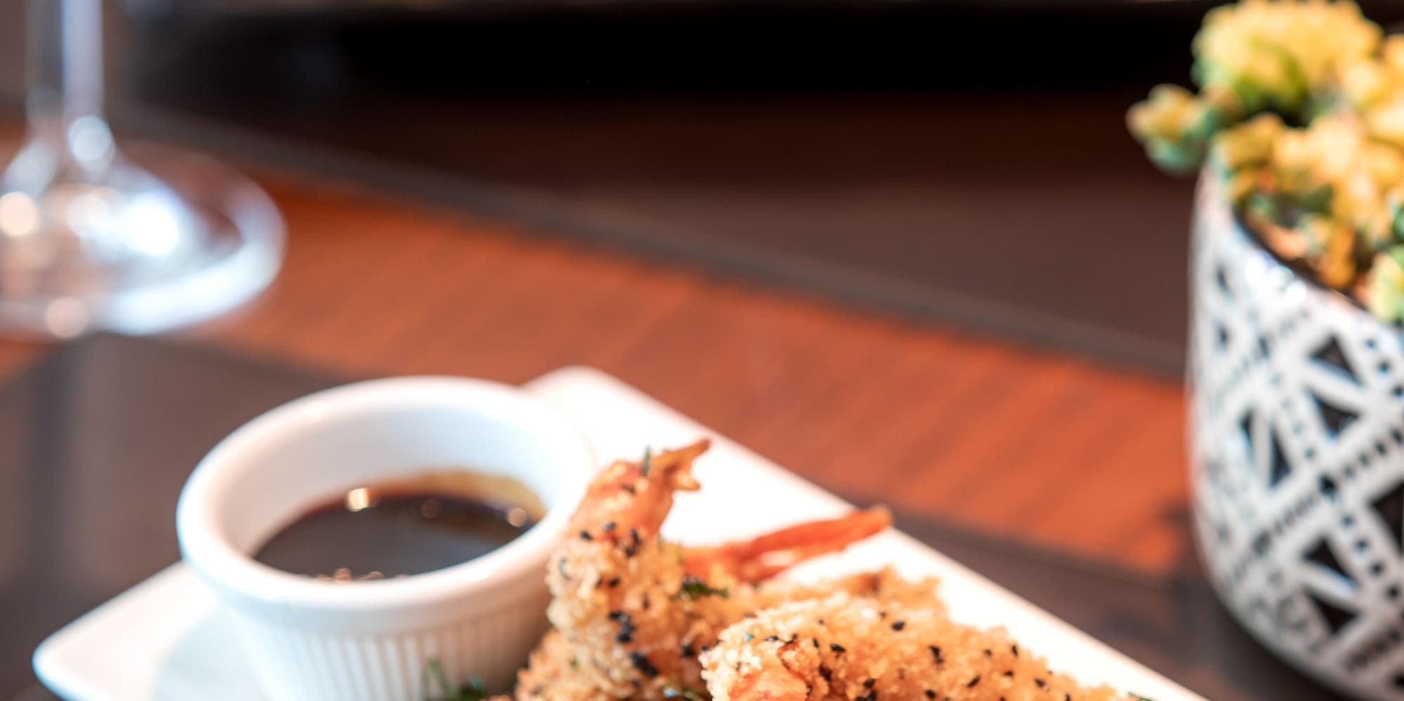 a plate of fried shrimp with sauce