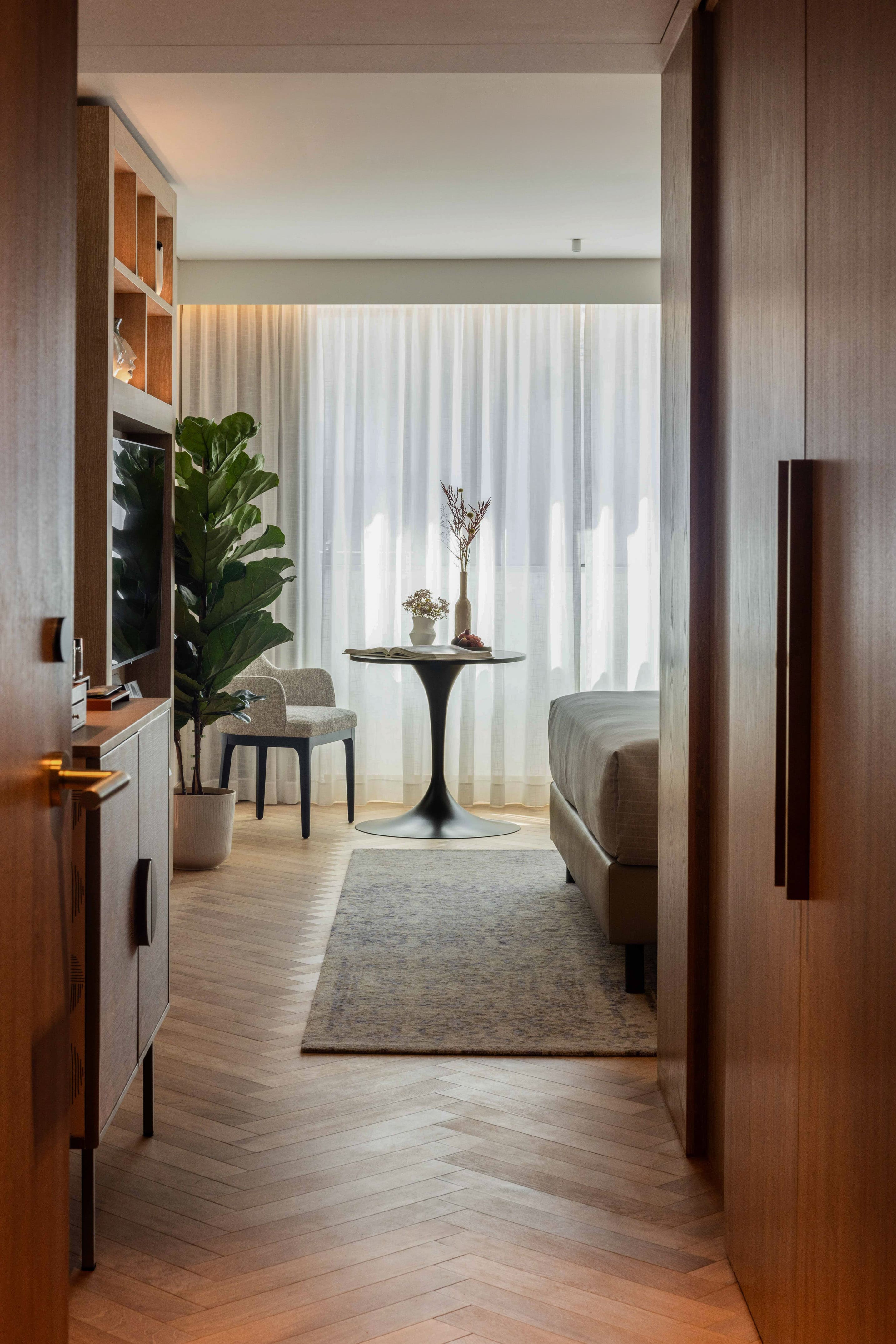 ME Lisbon · restaurant Attiko panasiatique chaises et tables