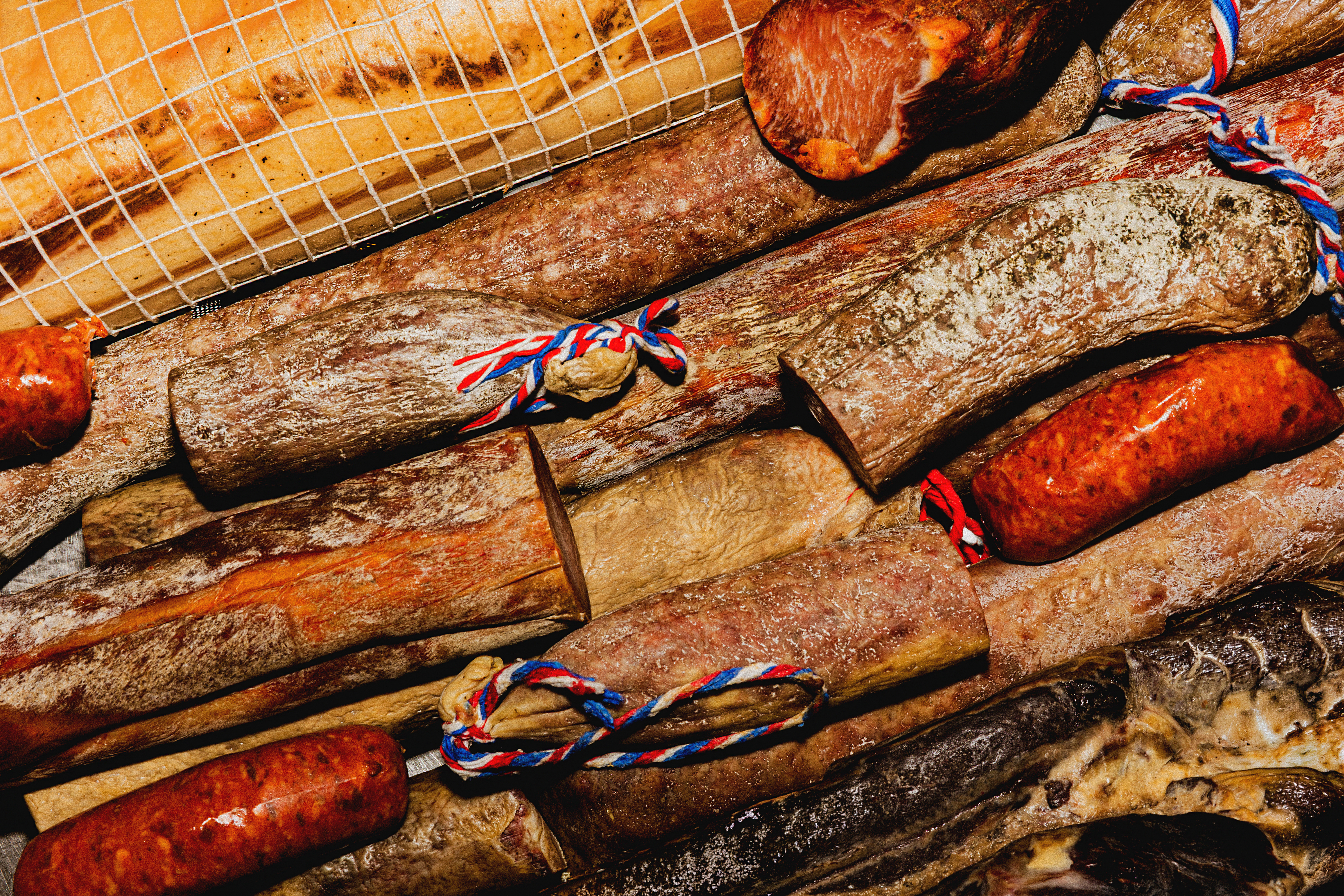 Variedad de embutidos curados: salchichones, chorizos y lomo español.