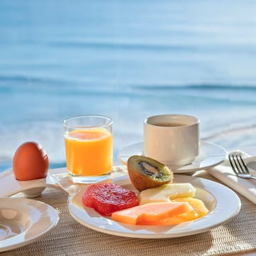 Trên bàn có một đĩa nước và một quả trứng