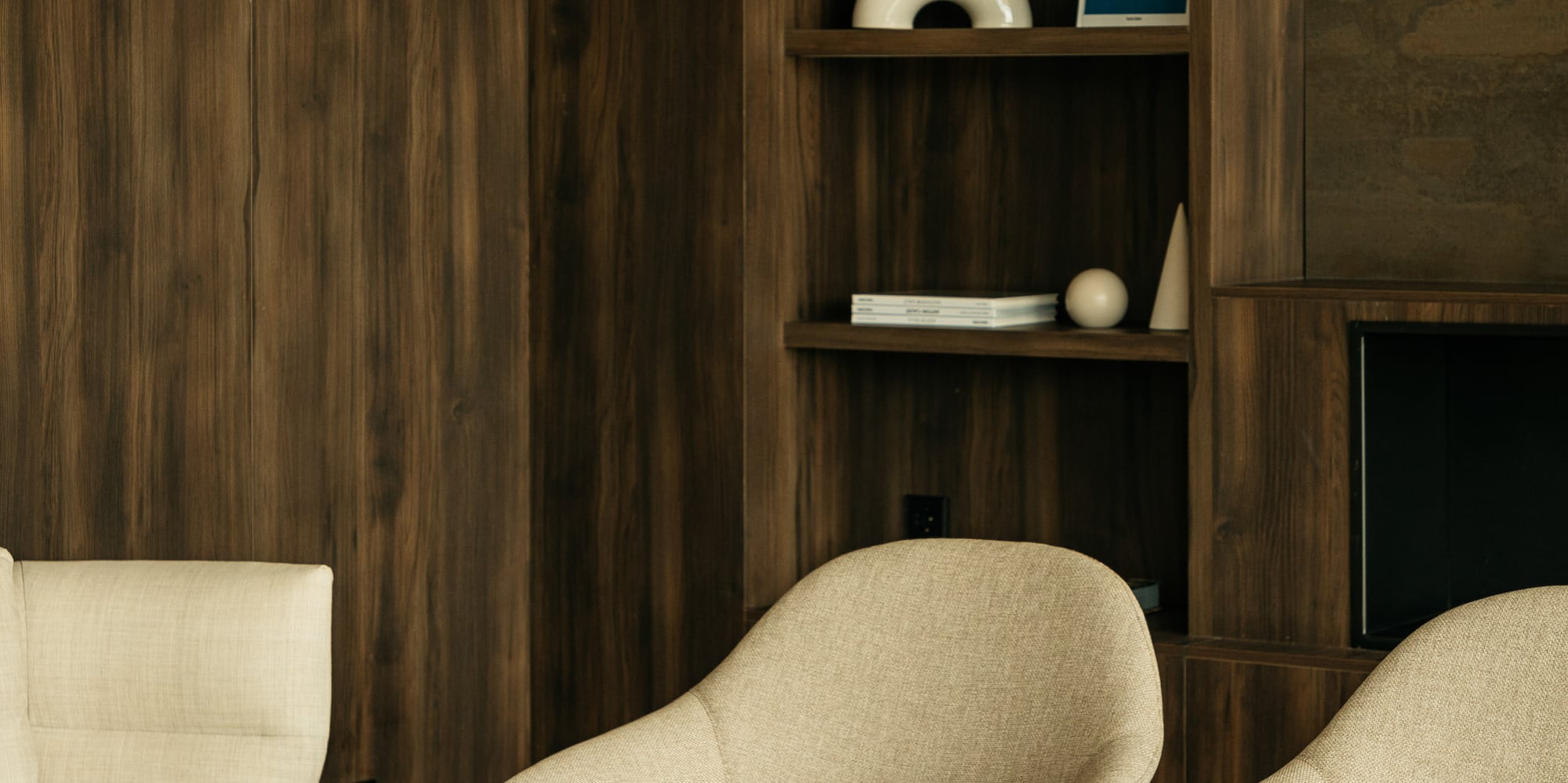 Ein Raum mit Stühlen und einem Tisch