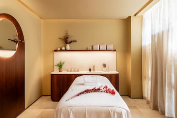 un lettino da massaggio in una stanza