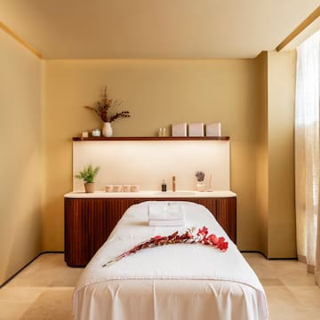 uma mesa de massagem num quarto