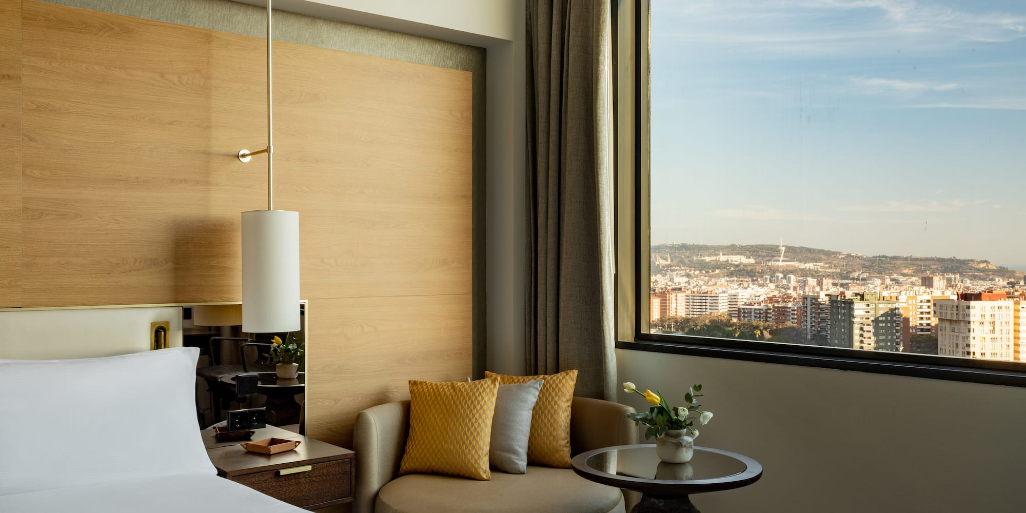 ein Schlafzimmer mit Schreibtisch und Bett