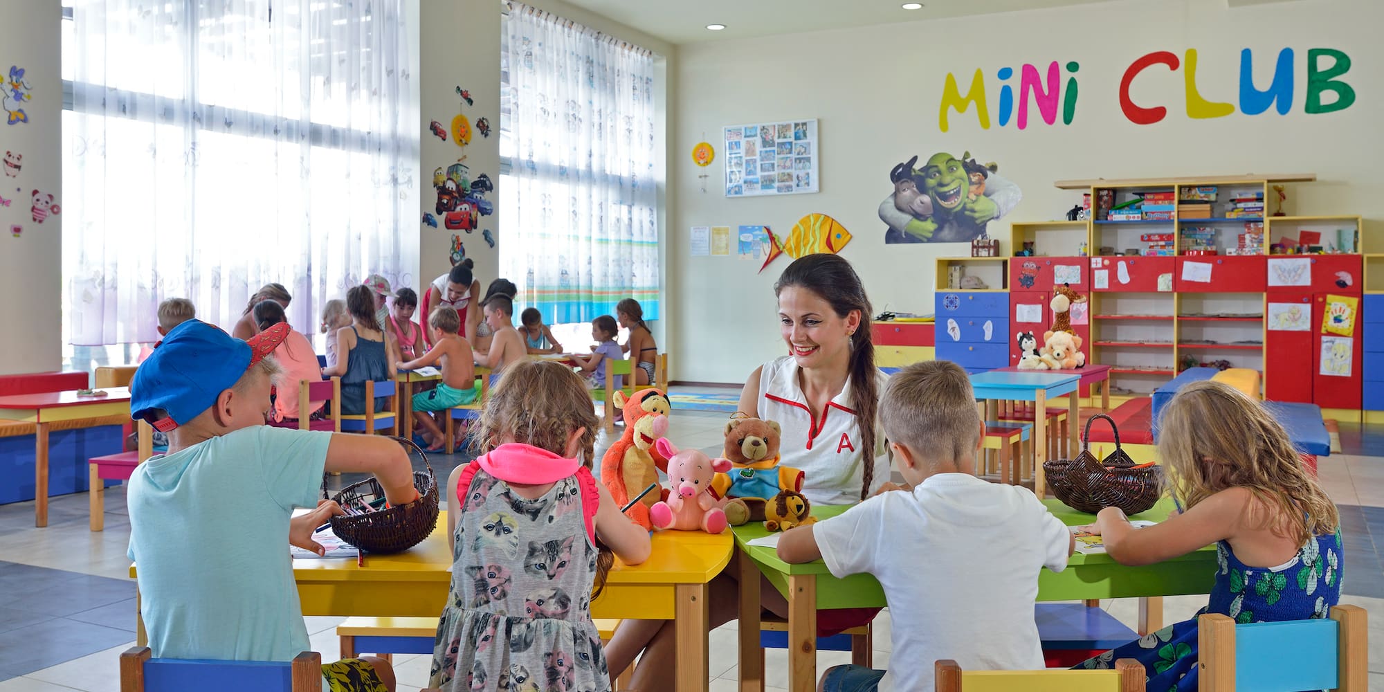 eine Gruppe Kinder an Tischen in einem Klassenzimmer