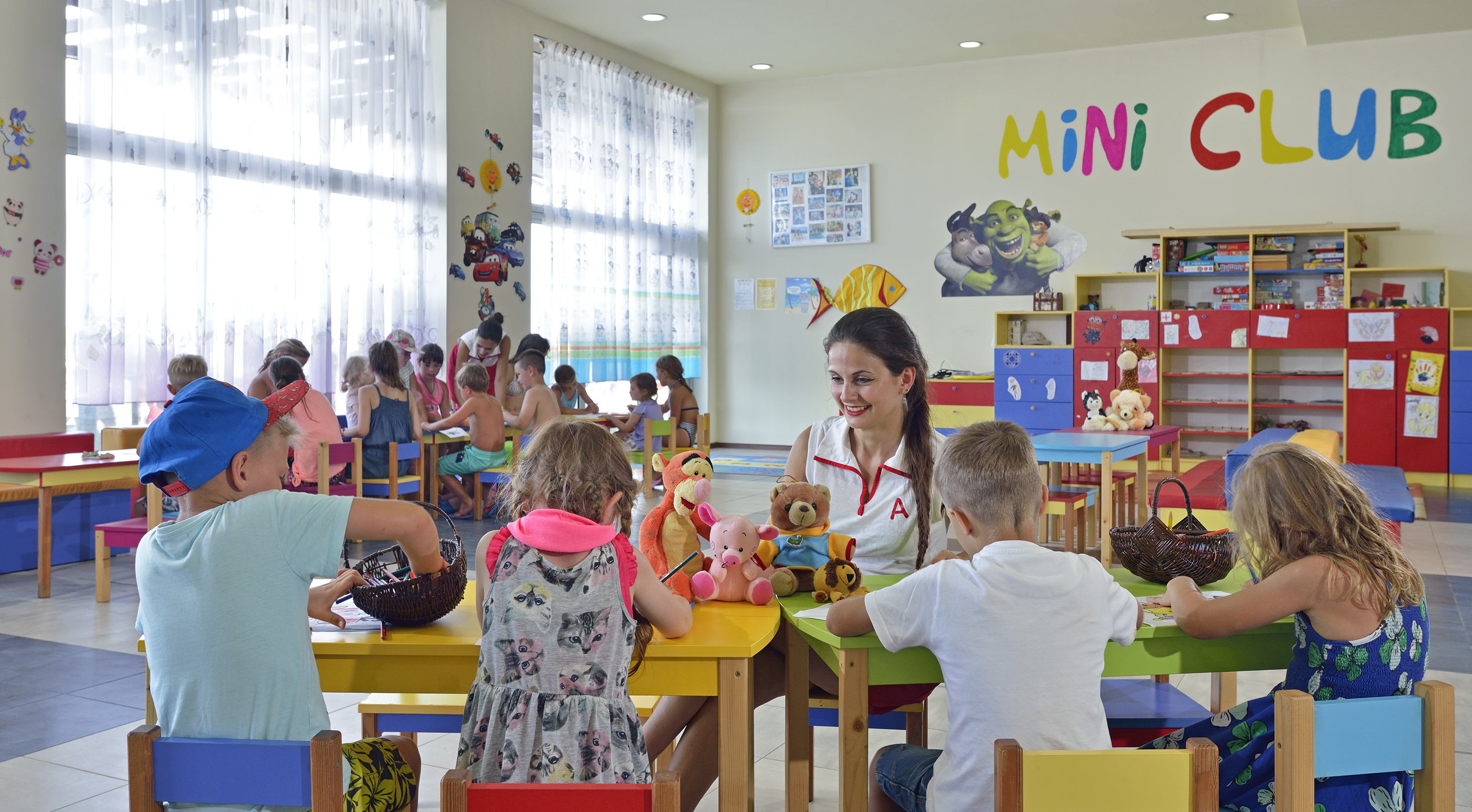 eine Gruppe Kinder an Tischen in einem Klassenzimmer