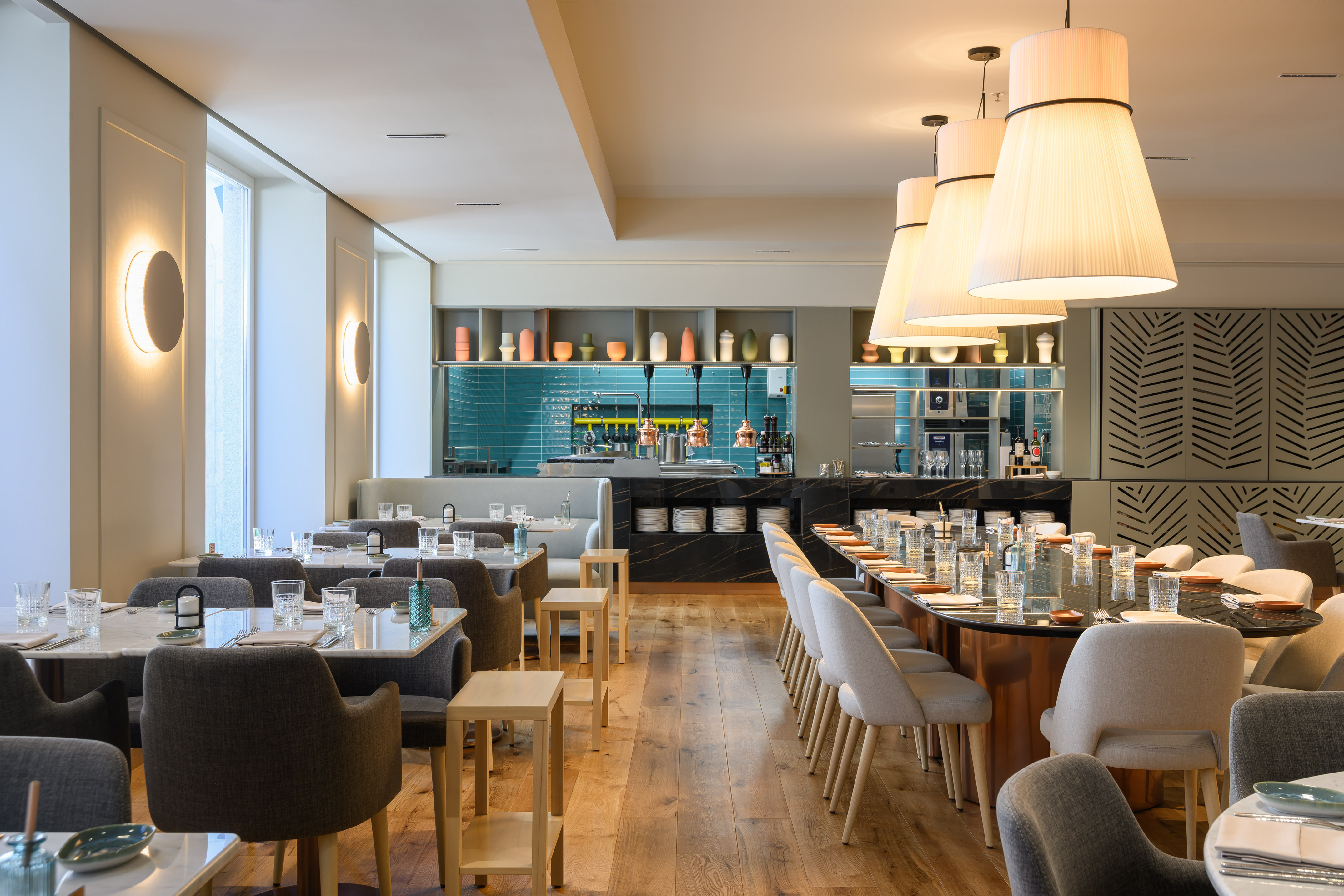 Modern restaurant interior with sleek tables, chairs, and warm pendant lighting. - INNSiDE Braga Centro, Braga