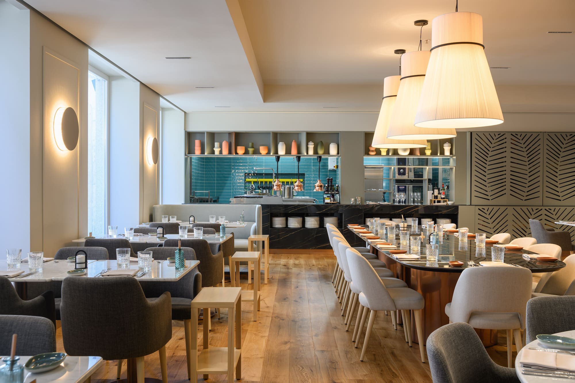 Modern restaurant interior with sleek tables, chairs, and warm pendant lighting. - INNSiDE Braga Centro, Braga