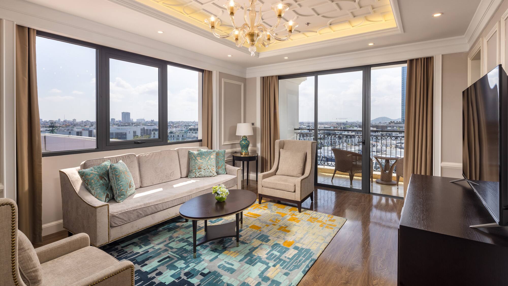 uma sala de estar com um lustre e sofás