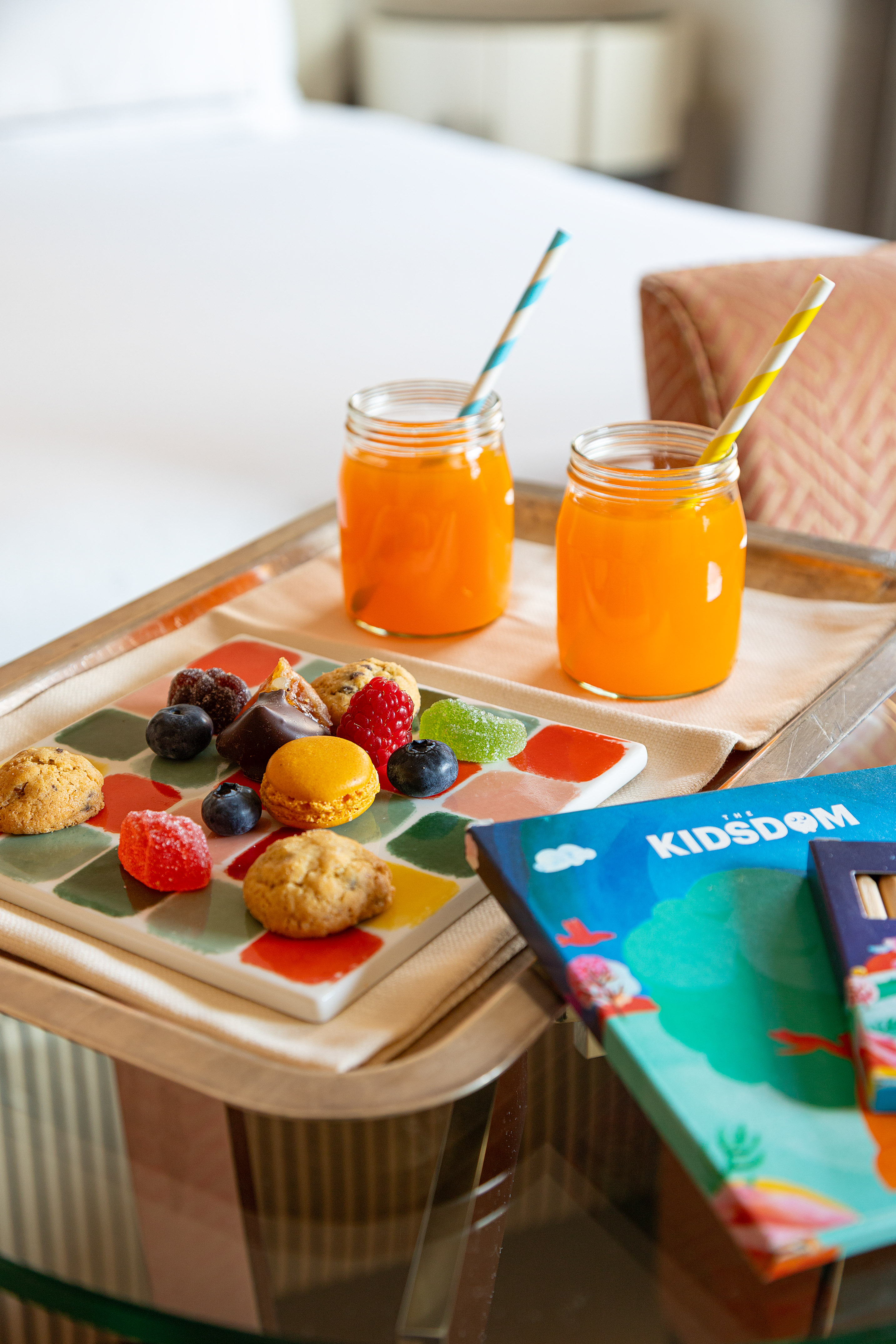 Kids' hotel snack tray with orange juice, cookies, fruit, candies, and Kidsdom box. - Family Room - Meliá Genova, جنوة