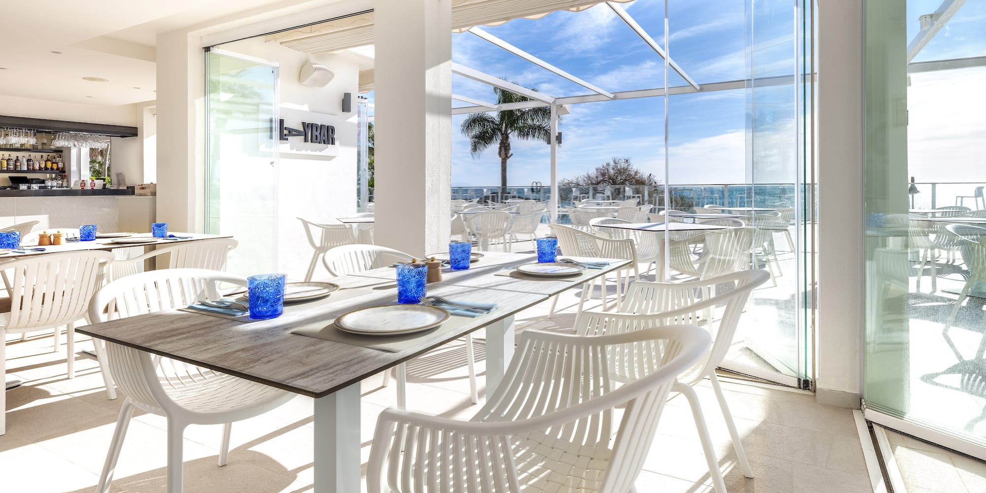 een bord hamburgers en friet op tafel