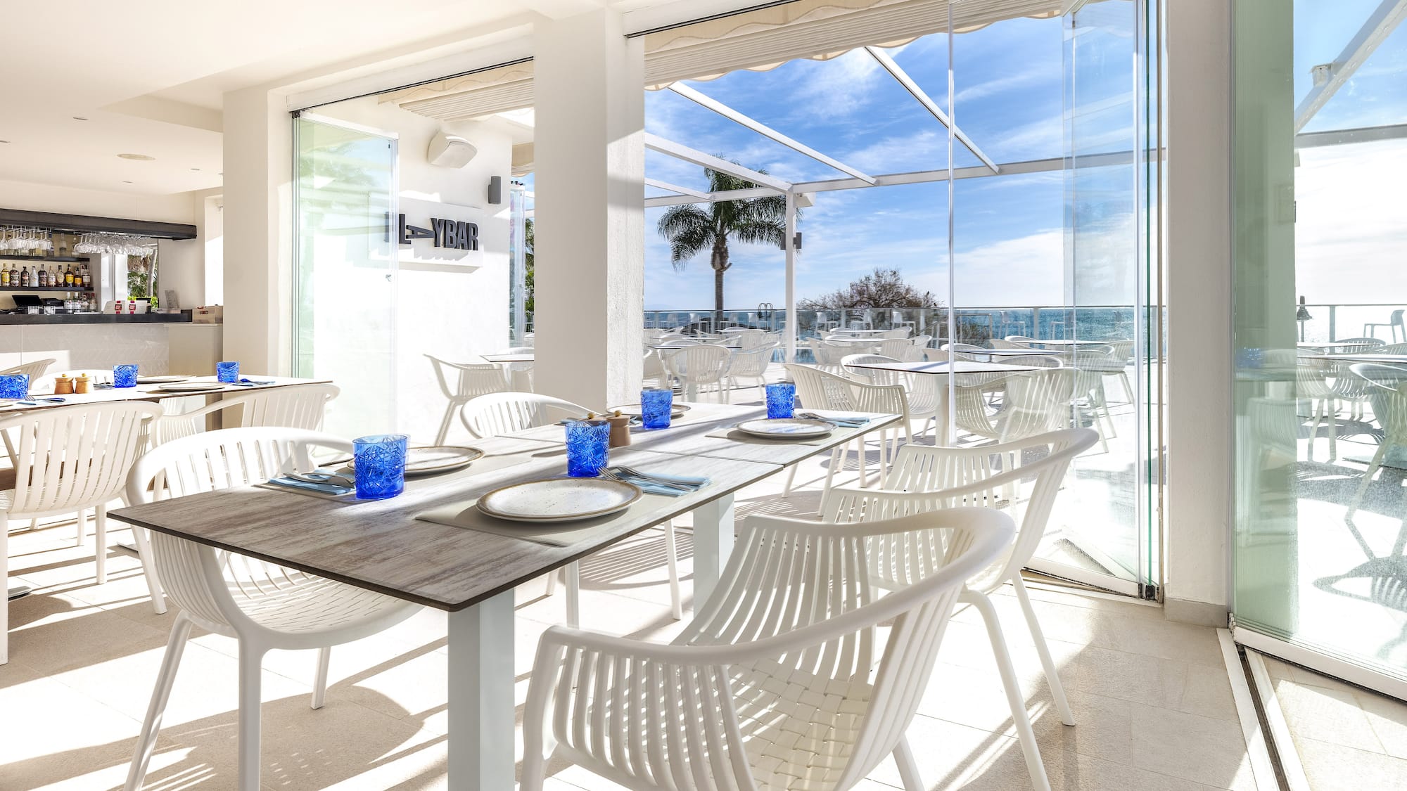 um prato de hambúrgueres e batatas fritas em uma mesa