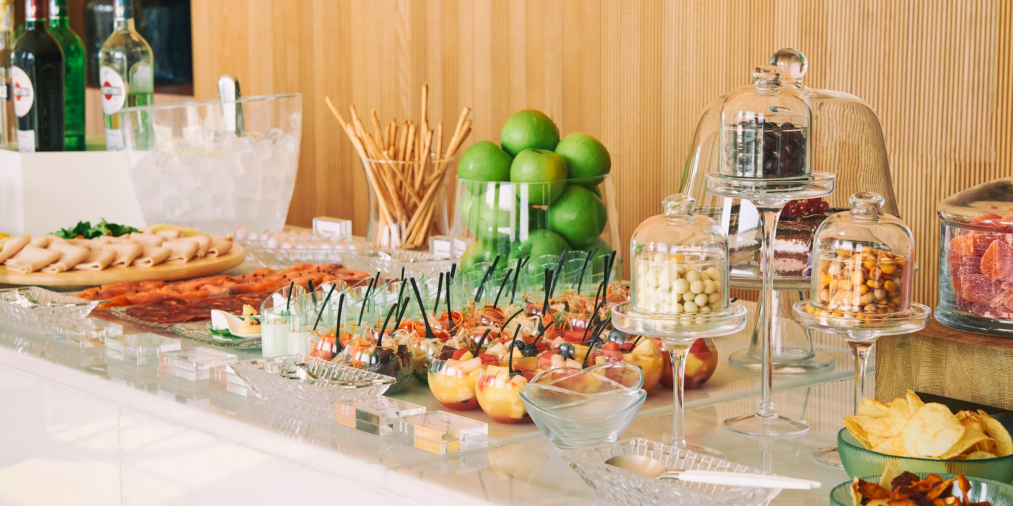 stůl s jídlem na něm