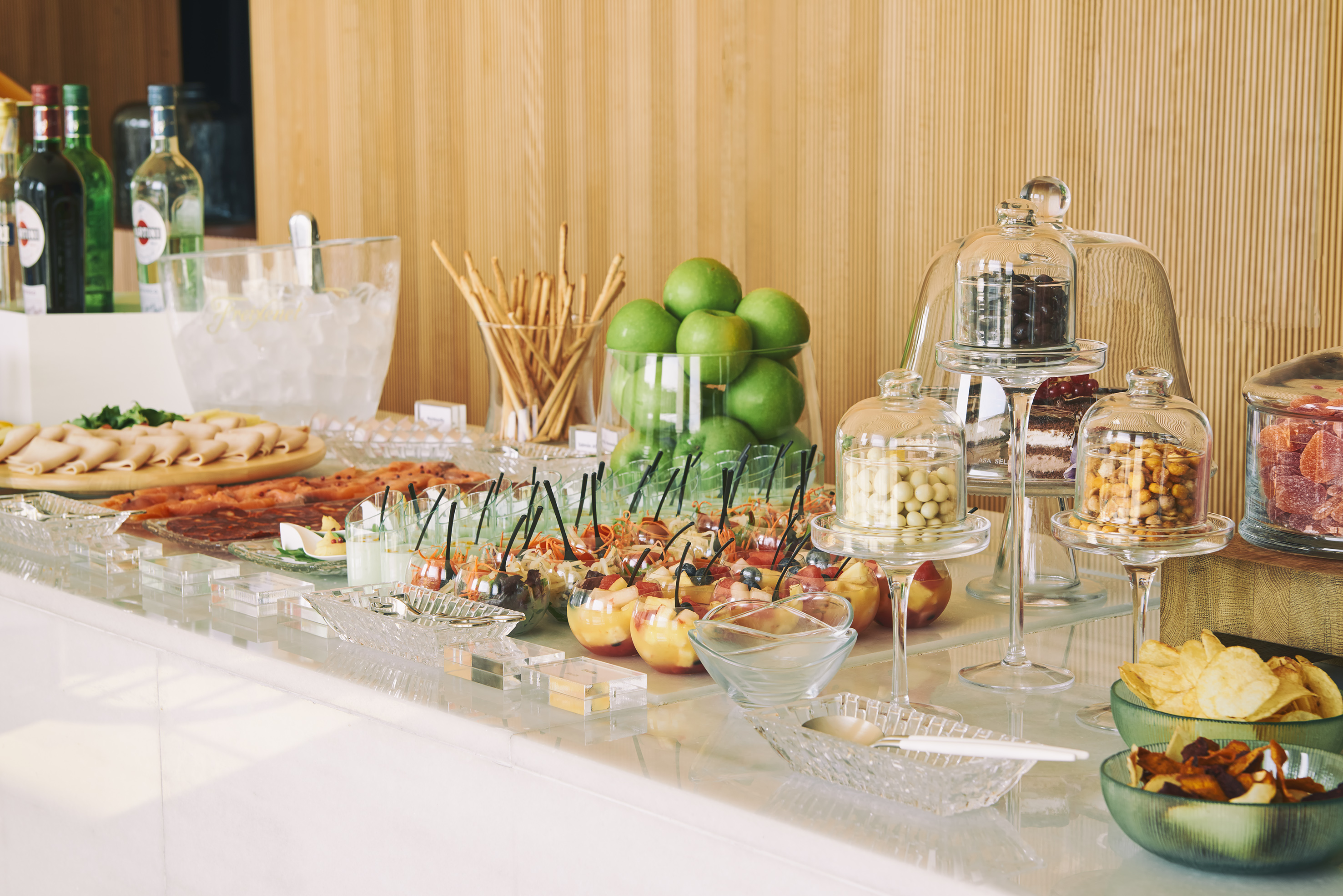 stůl s jídlem na něm