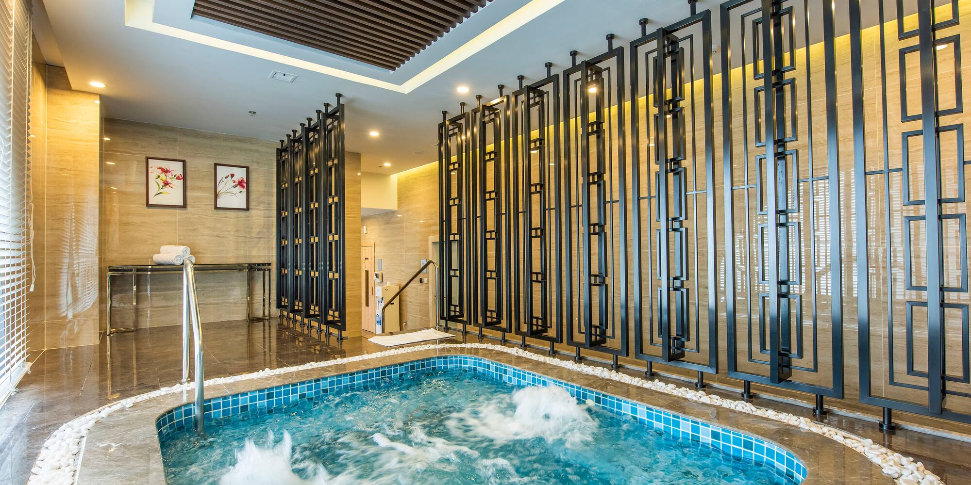 uma banheira de hidromassagem dentro de um quarto