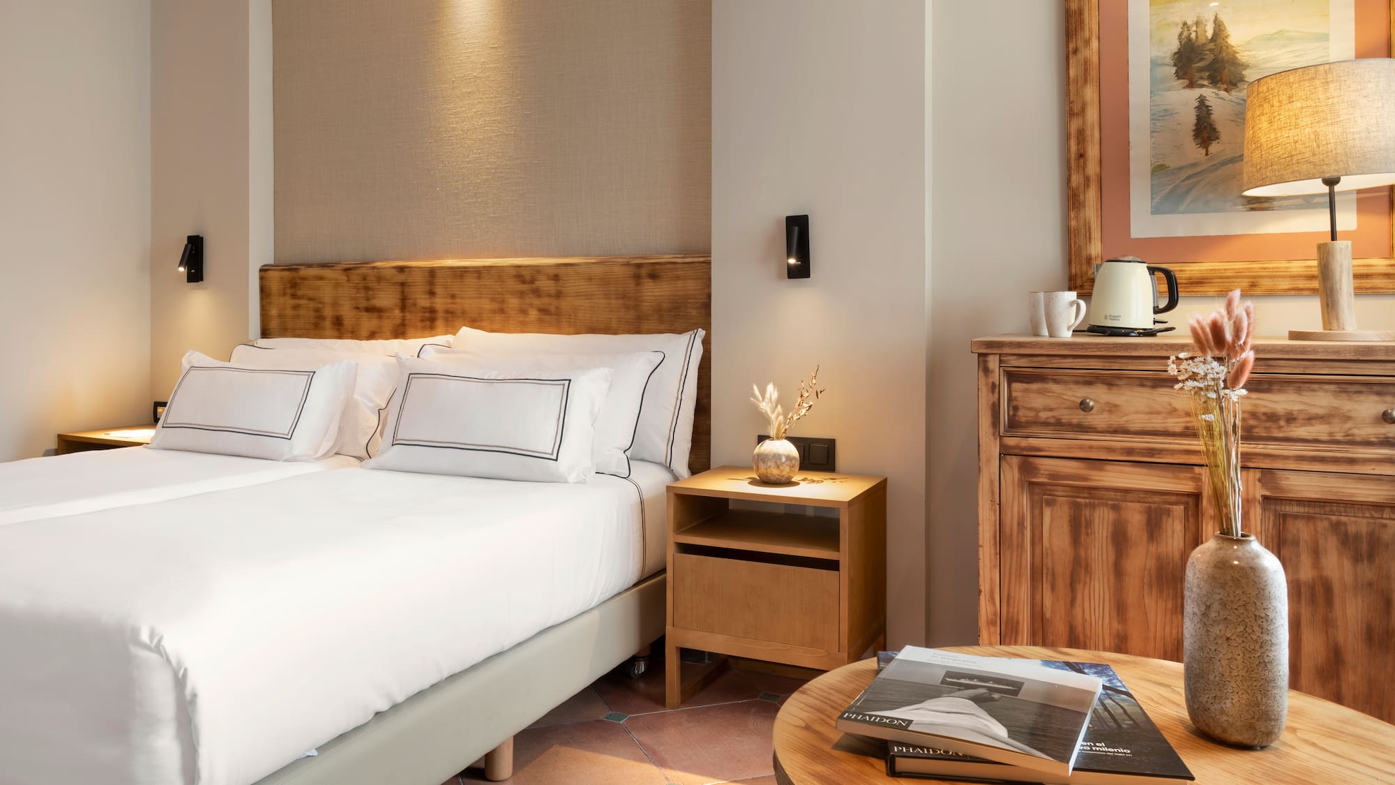 um quarto com duas camas e um espelho