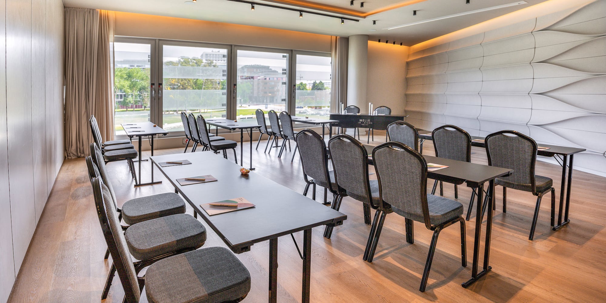 Modern conference room, classroom setup, large windows, Melia Aveiro.