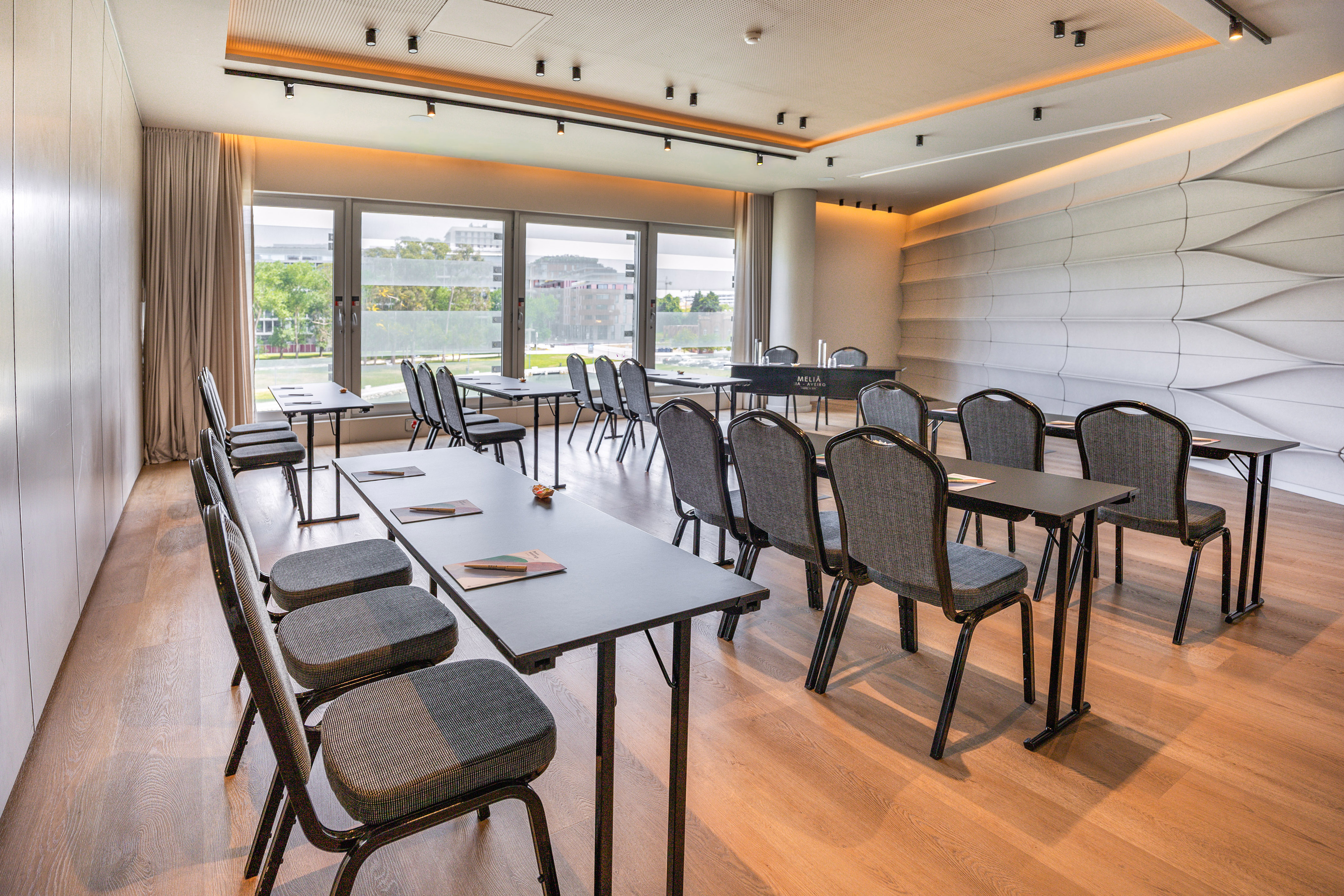 Modern conference room, classroom setup, large windows, Melia Aveiro.