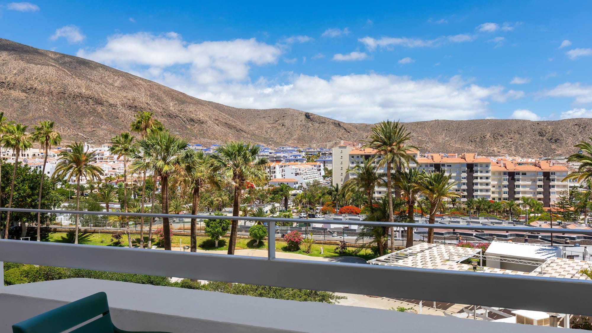 ein Zimmer mit Bett und TV