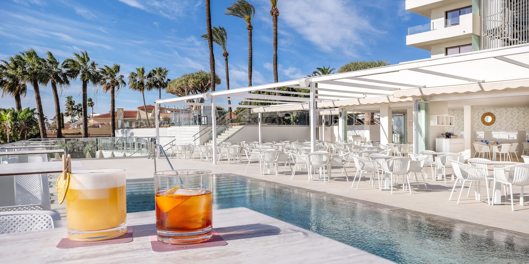 een tafel met eten bij een zwembad