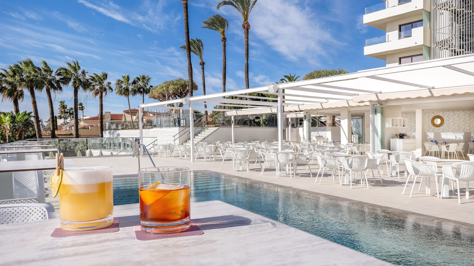 uma mesa com comida à beira de uma piscina