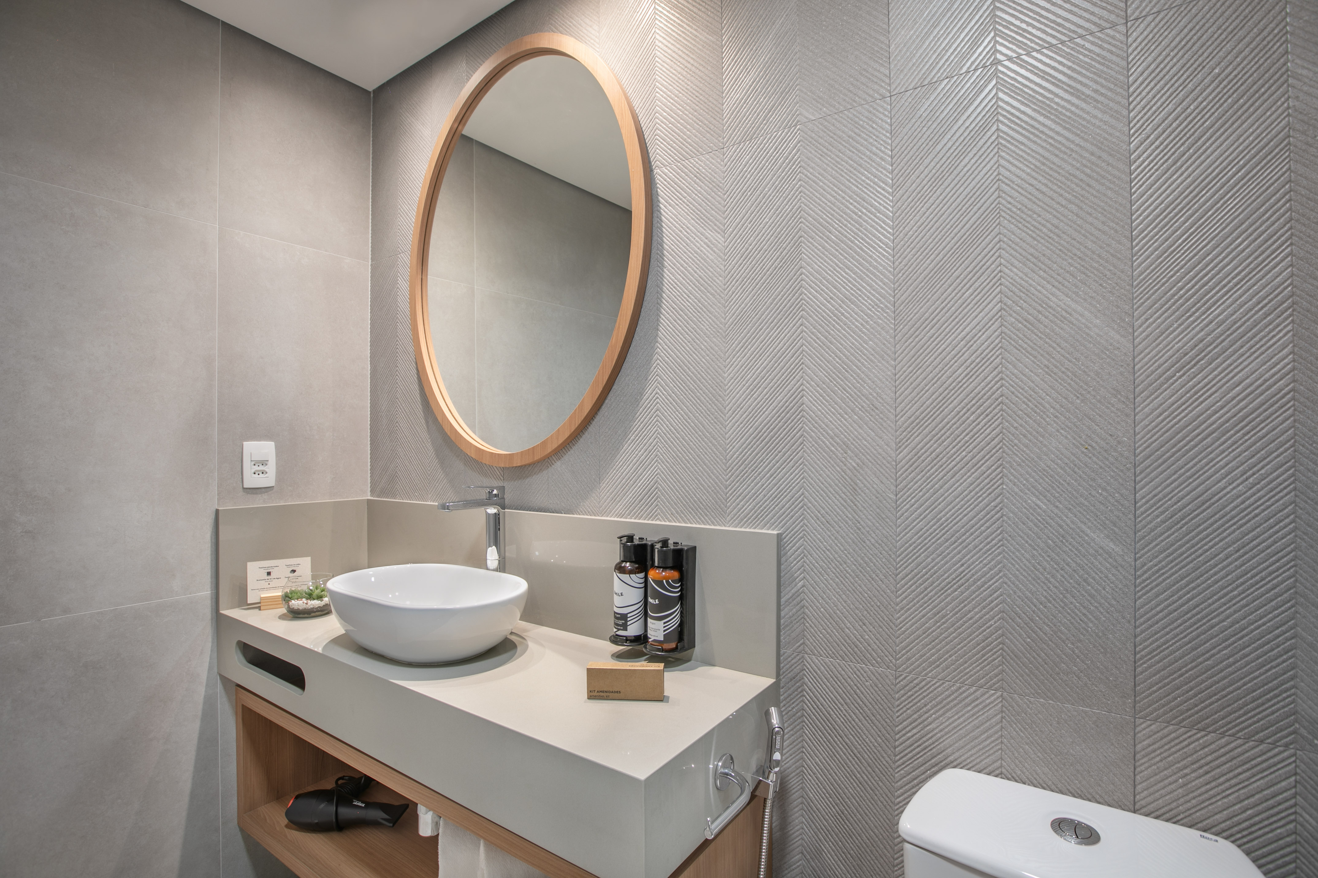 a bathroom with a glass shower door - The INNSiDE Premium Room Vista Ciudad - INNSiDE São Paulo Higienópolis, Sao Paulo