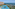 Resort con piscinas, palmeras, tumbonas y hotel junto al mar.