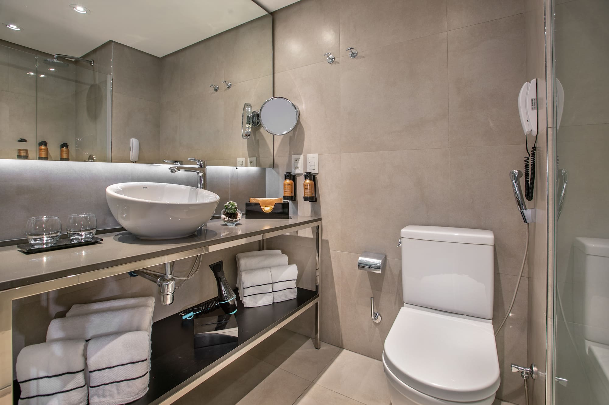 Banheiro de hotel moderno com pia de cuba e vaso sanitário. - Grand Premium - Meliá Ibirapuera, São Paulo